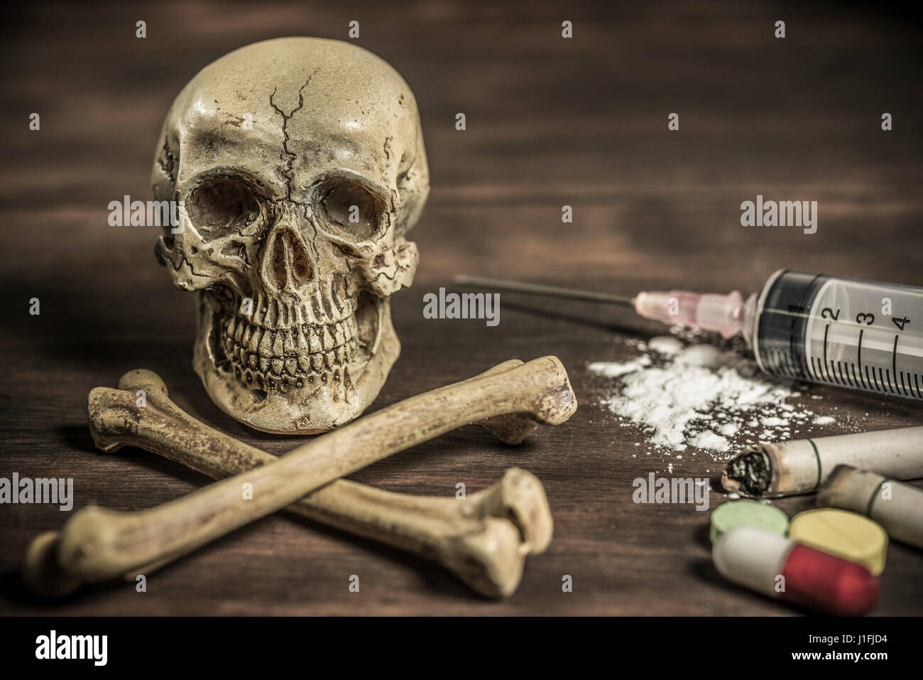 La tête de mort avec le toxicomane, les soins et les médicaments plus concept Banque D'Images