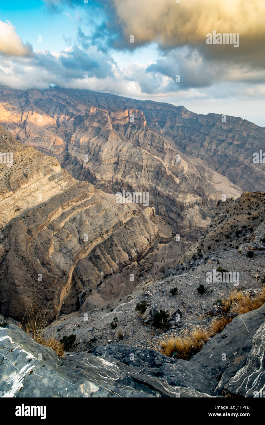 Oman ; verser dans la lumière du soleil à gorge puissant Oman's Grand Canyon, Jebel Shams Banque D'Images