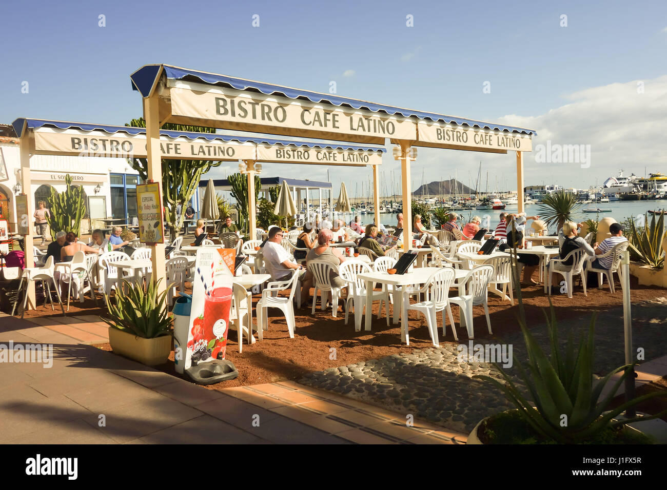 Les touristes se reposent au Cafe Bistro Latino, Corralejo, Fuerteventura, Espagne. Banque D'Images