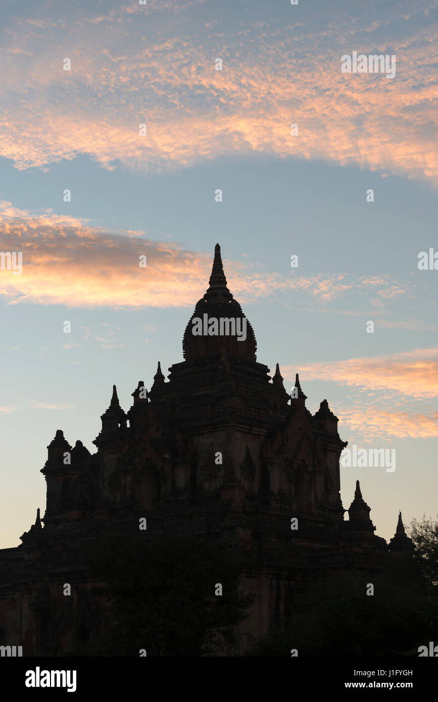 Tha Beik Hmauk Gu Hpaya au lever du soleil, Bagan, Myanmar Banque D'Images