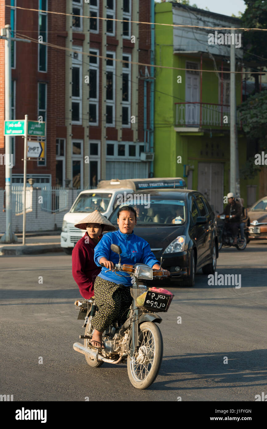 Les banlieusards de moto sur 80e Rue, Mandalay, Myanmar Banque D'Images