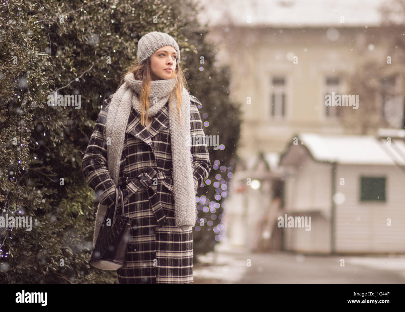 Une jeune femme marche adultes hiver neige neige. manteau, bonnet, écharpe Banque D'Images