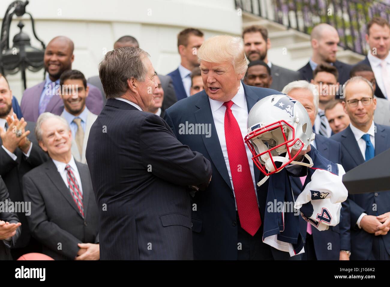 Le Président américain Donald Trump grâce New England Patriots Coach Bill Belichick, gauche, après qu'il l'équipe de doué président un casque lors de la traditionnelle visite de l'équipe de football Super Bowl gagnant sur la pelouse Sud de la Maison Blanche le 19 avril 2017 à Washington, D.C. Banque D'Images