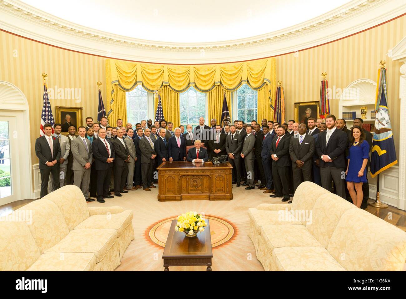 Le Président américain Donald Trump pose avec le New England Patriots Super Bowl championnat équipe dans le bureau ovale de la Maison Blanche le 19 avril 2017 à Washington, D.C. Banque D'Images