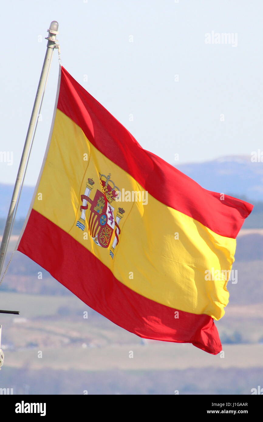 Le drapeau espagnol ou Naval Ensign, sur la marine espagnole's ESPS Reina Sofia (F84), alors que le navire part pour le début de l'exercice Joint Warrior 17-1. Banque D'Images