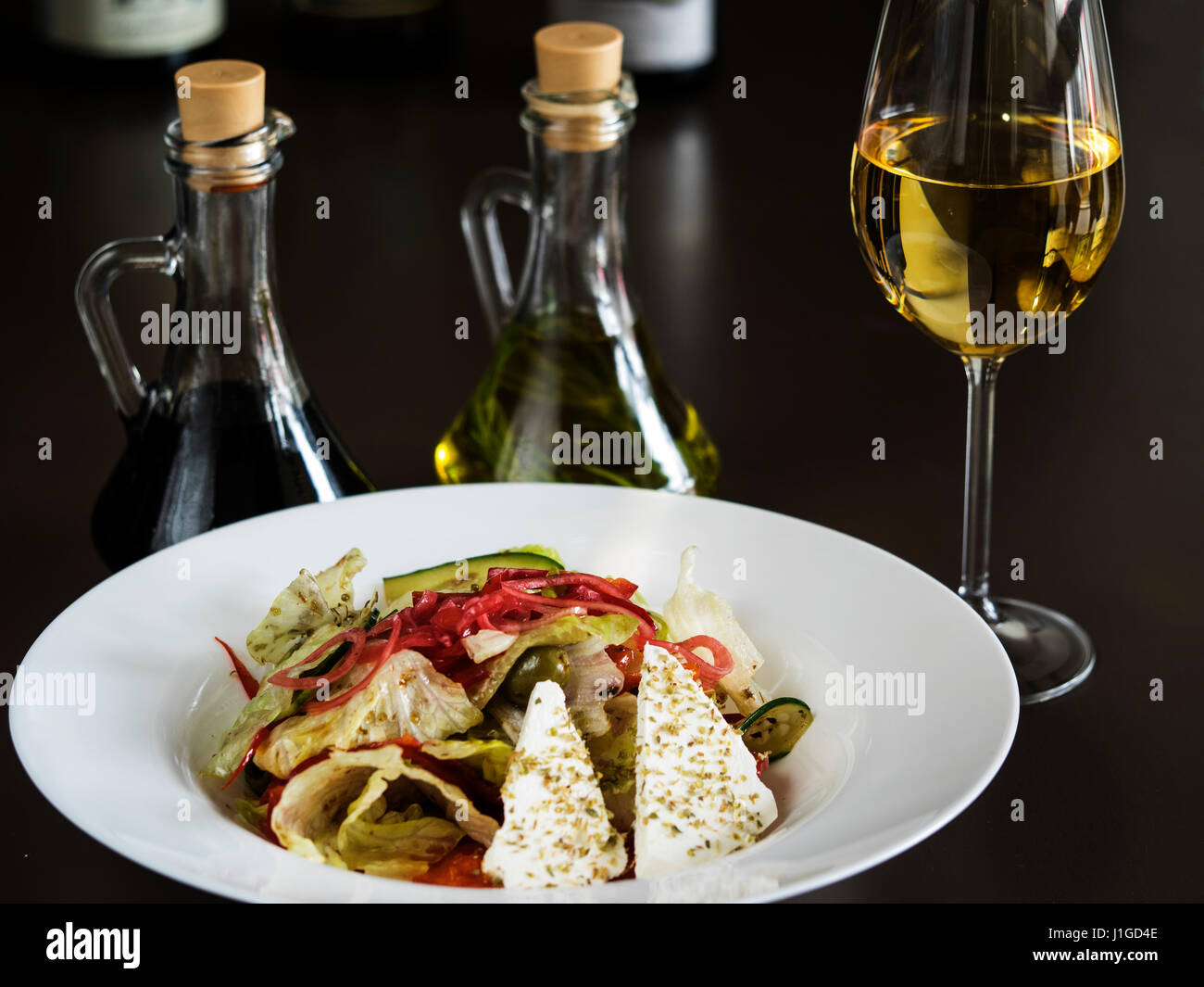 Salade grecque avec des légumes frais, fromage feta et olives noires Banque D'Images