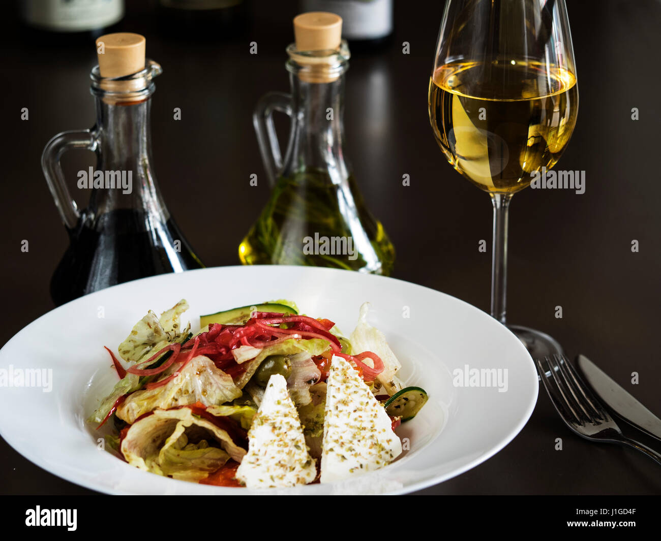 Salade grecque avec des légumes frais, fromage feta et olives noires Banque D'Images