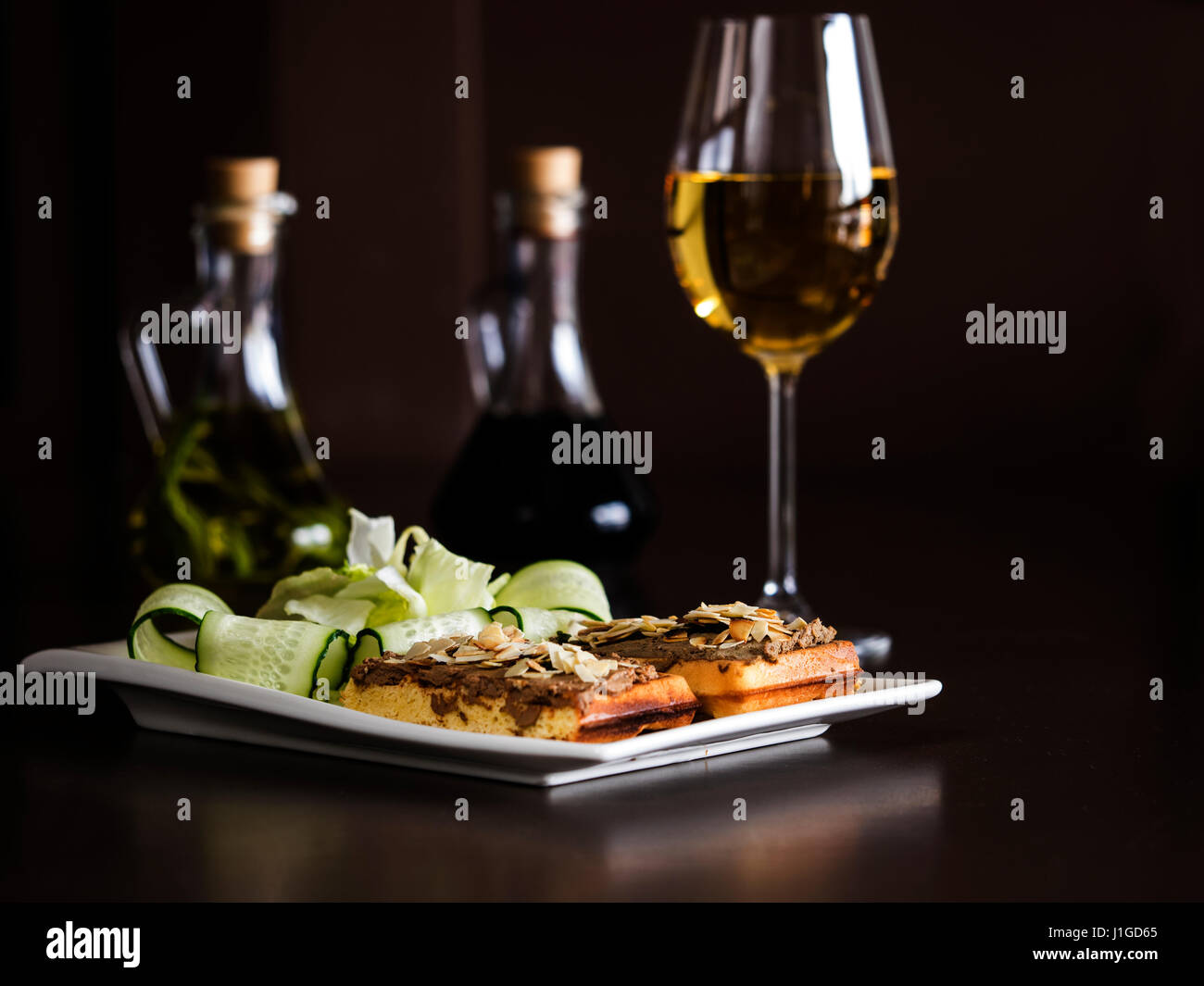 Le pâté de foie sur une gaufre belge Banque D'Images