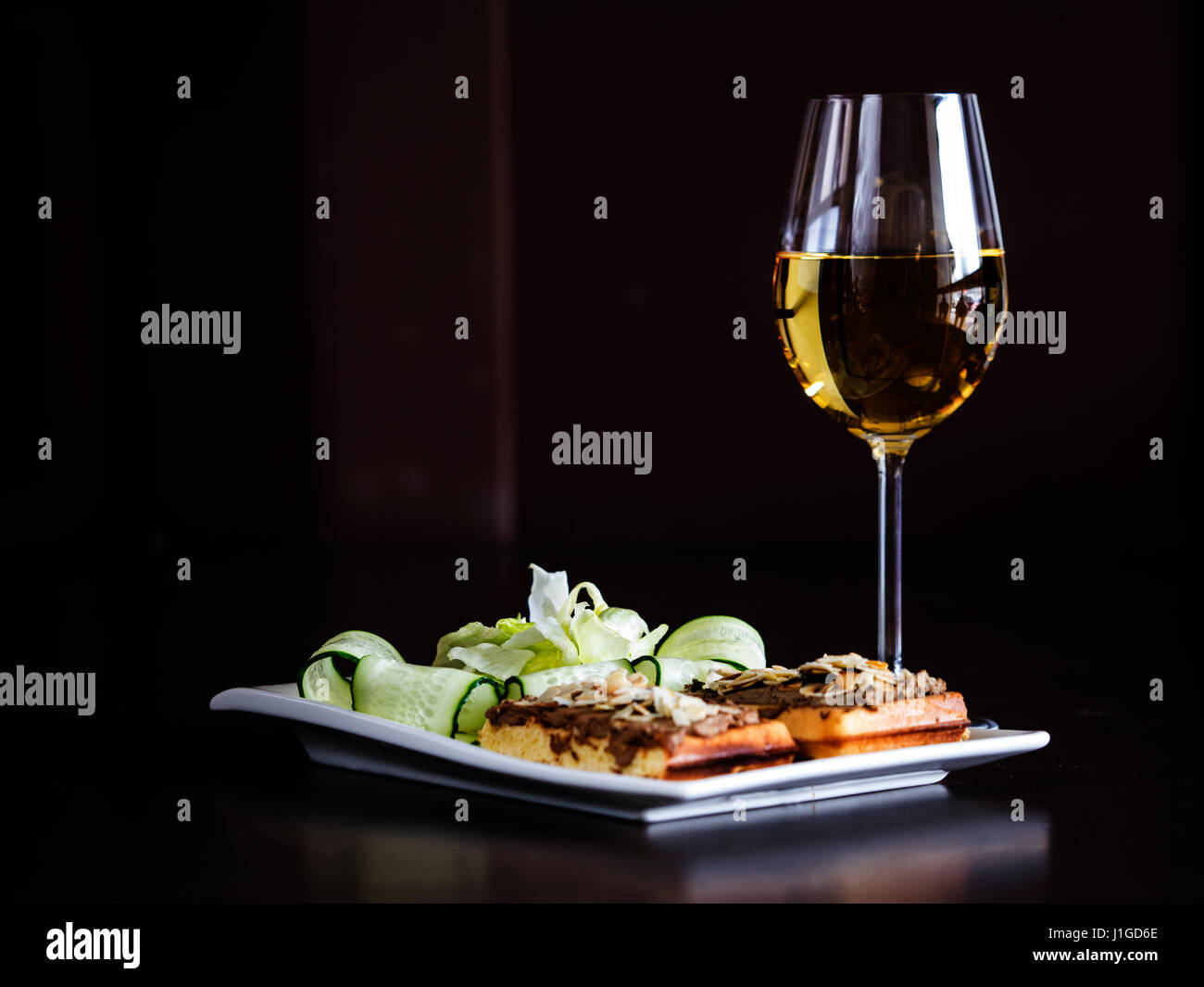 Le pâté de foie sur une gaufre belge Banque D'Images