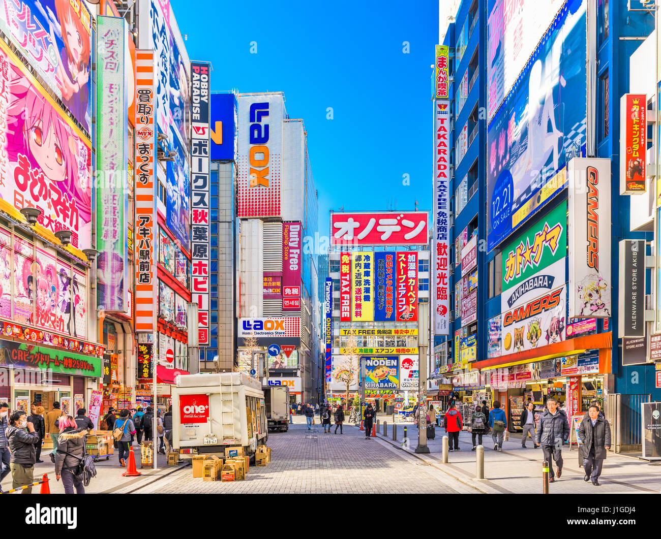TOKYO, JAPON - 11 janvier 2017 : la foule passer en-dessous des panneaux colorés à Akihabara. Le quartier historique électronique a évolué vers la zone commerçante f Banque D'Images