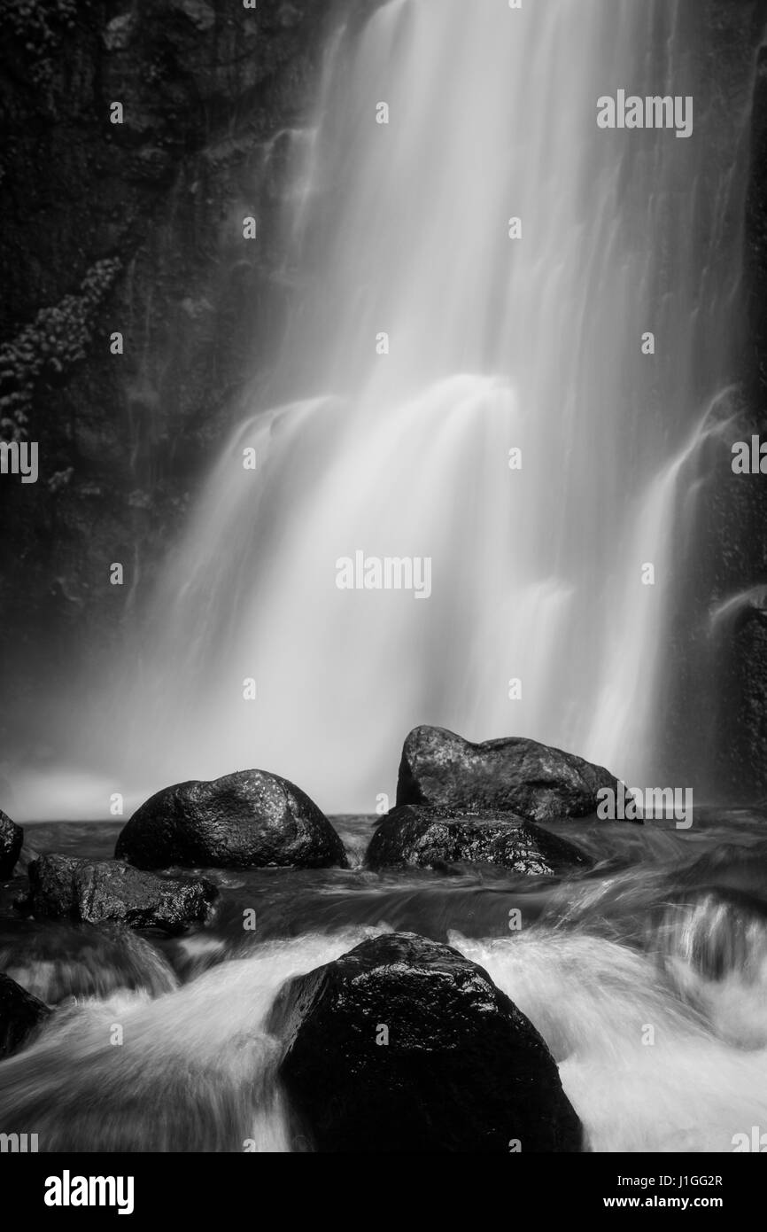Noir et blanc lisse soyeux cascades Tretes en Indonésie. La photographie à longue exposition surréaliste crée l'eau effet de rêve Banque D'Images