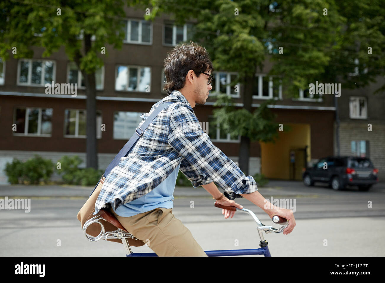 Jeune homme hipster avec sac équitation vélo pignon fixe Banque D'Images