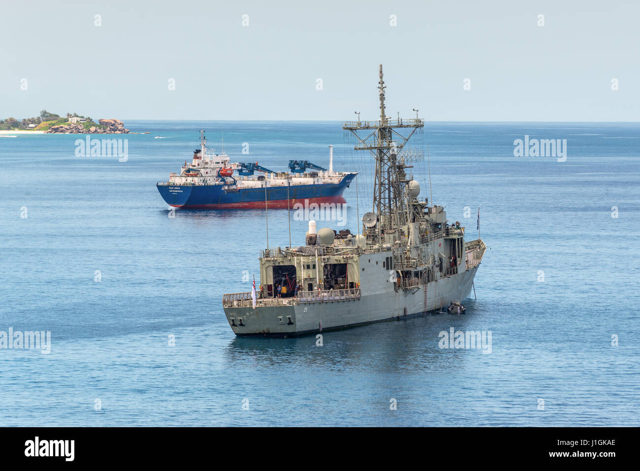 Victoria, île de Mahé, Seychelles - 17 décembre 2015 : HMAS Melbourne (III) de la frégate de la Marine royale australienne ancrée dans la baie de Victoria, Mahe Banque D'Images