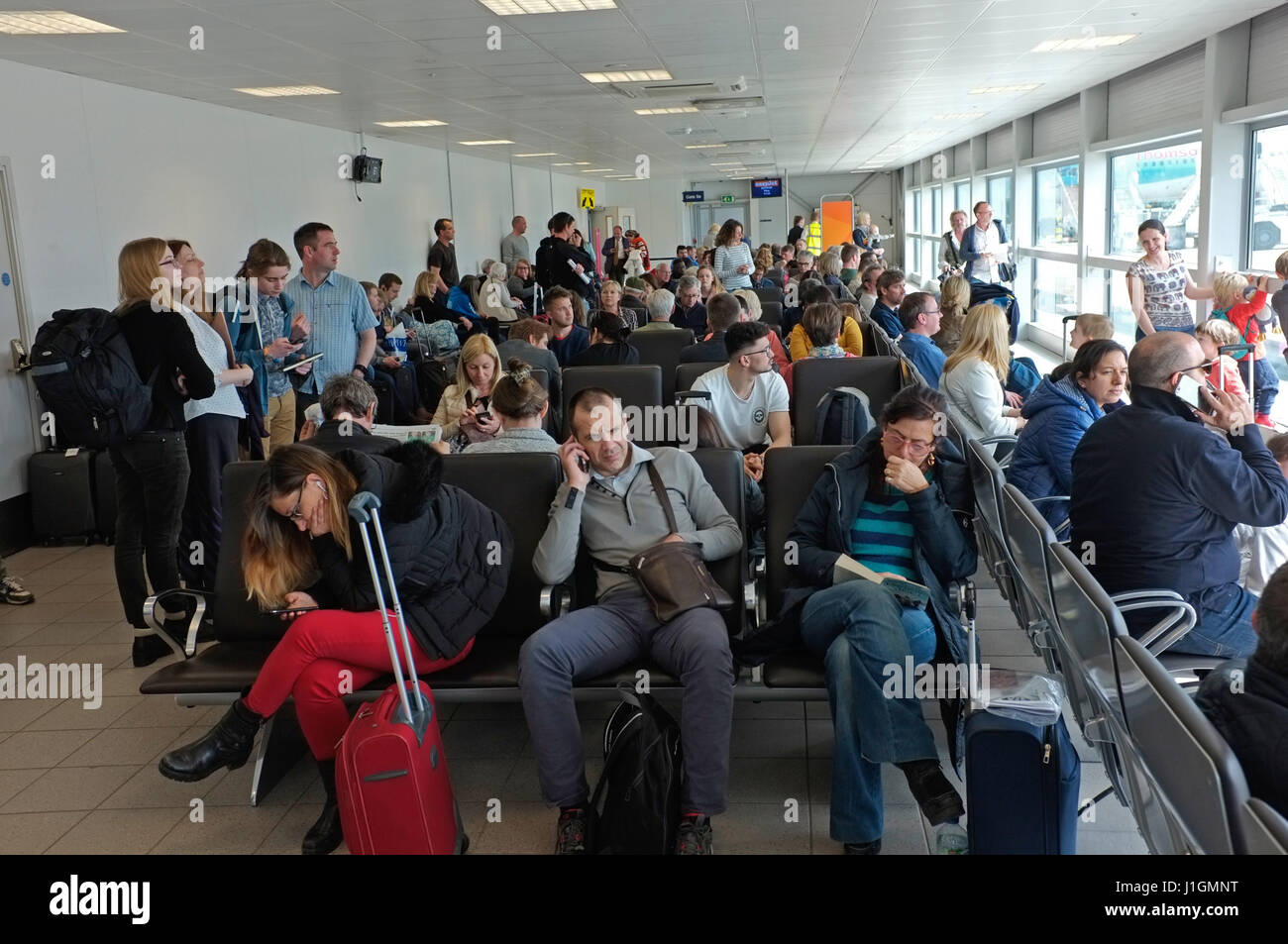 En attente d'un vol dans une salle de départ dans l'aéroport de Bristol, Royaume-Uni Banque D'Images