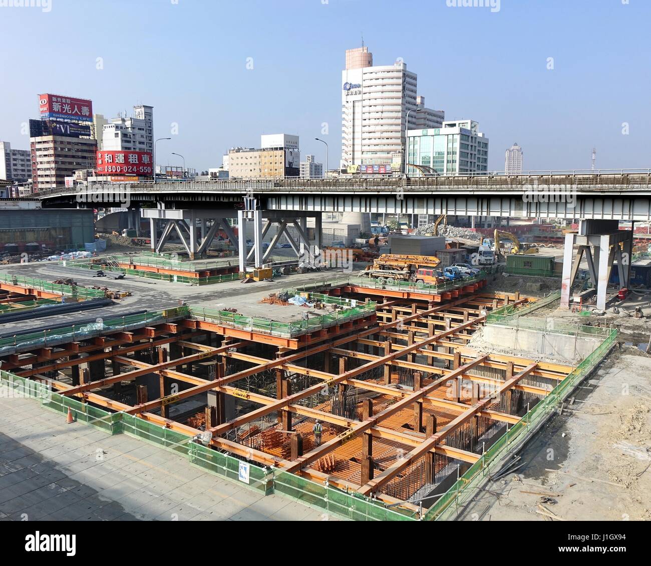 KAOHSIUNG, TAIWAN -- 2 NOVEMBRE 2014 : un grand projet de construction souterraine à l'extérieur de la gare de Kaohsiung, qui fait partie de la nouvelle rampe d'éclairage Banque D'Images