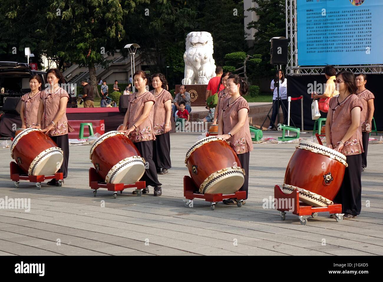 KAOHSIUNG, TAIWAN -- le 8 novembre 2014 : un groupe de femmes percussionnistes se prépare pour un spectacle en plein air Banque D'Images