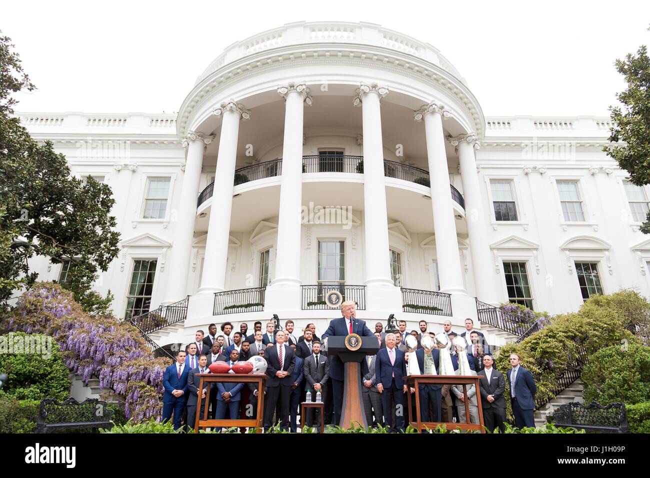 Le Président américain Donald Trump félicite le New England Patriots gagnant du Super Bowl NFL football équipe sur la pelouse Sud de la Maison Blanche le 19 avril 2017 à Washington, D.C. Banque D'Images