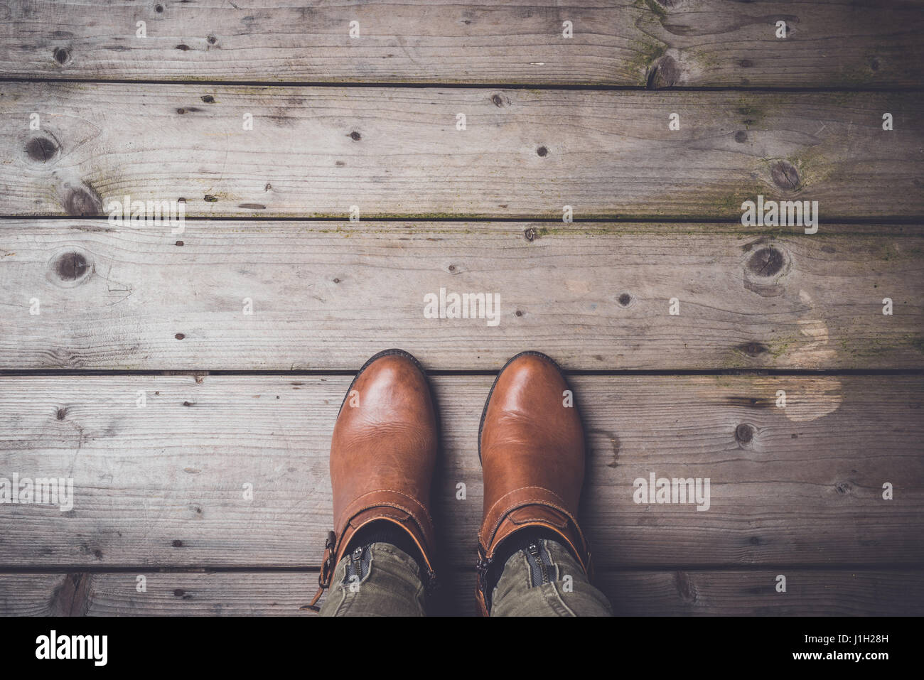 Chaussures femme en hiver debout sur un plancher en bois Banque D'Images