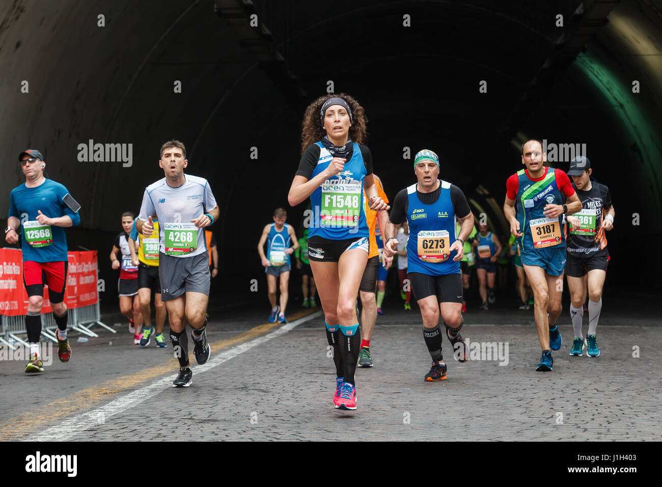 Rome, Italie - 2 Avril, 2017 : Les athlètes du 23e Marathon de Rome pour le passage du tunnel Umberto I, à quelques kilomètres de l'arrivée. Banque D'Images