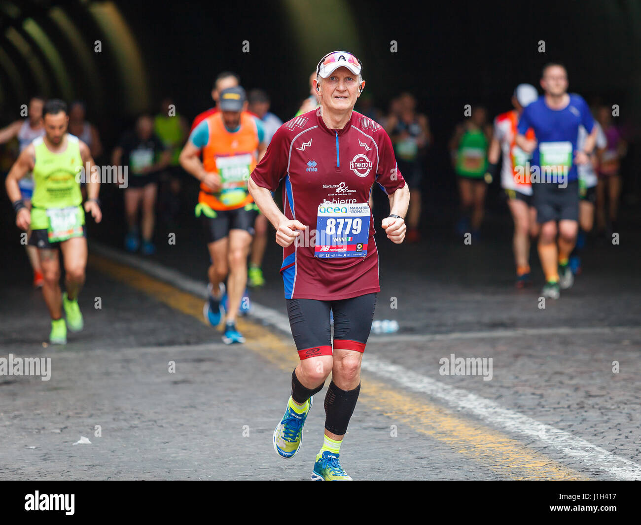 Rome, Italie - 2 Avril, 2017 : Les athlètes du 23e Marathon de Rome pour le passage du tunnel Umberto I, à quelques kilomètres de l'arrivée. Banque D'Images