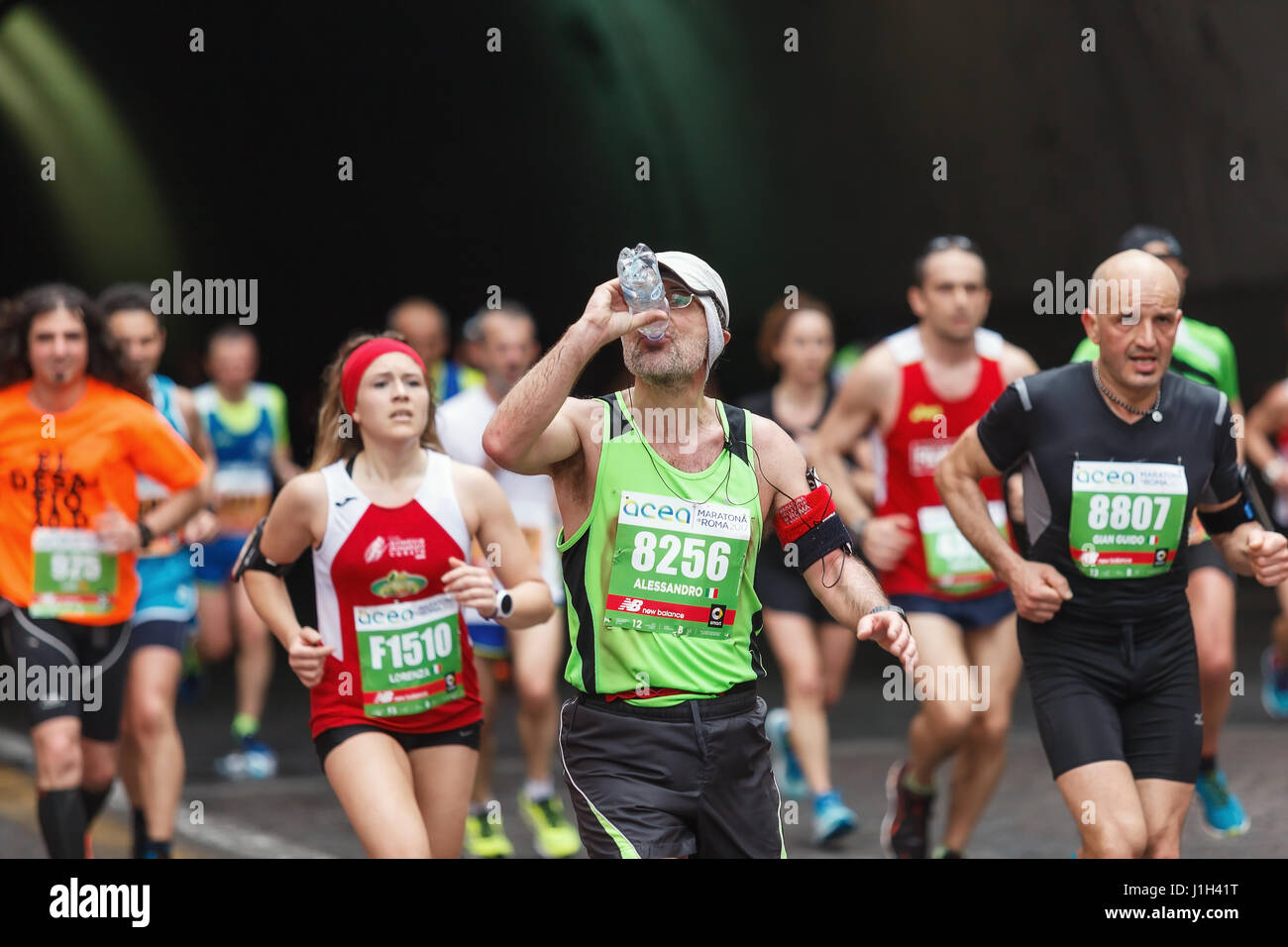 Rome, Italie - 2 Avril, 2017 : Les athlètes du 23e Marathon de Rome pour le passage du tunnel Umberto I, à quelques kilomètres de l'arrivée. Banque D'Images