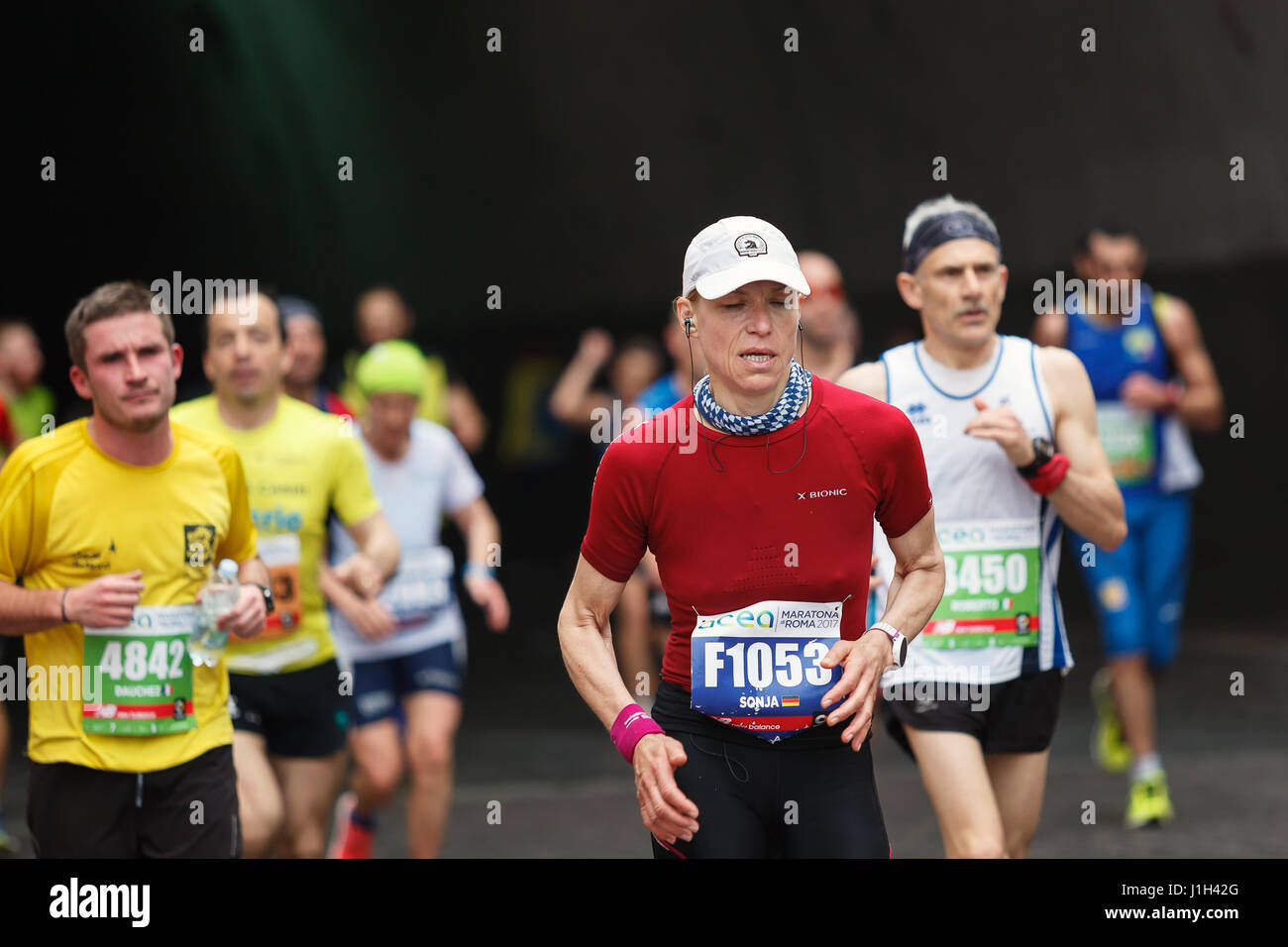 Rome, Italie - 2 Avril, 2017 : Les athlètes du 23e Marathon de Rome pour le passage du tunnel Umberto I, à quelques kilomètres de l'arrivée. Banque D'Images