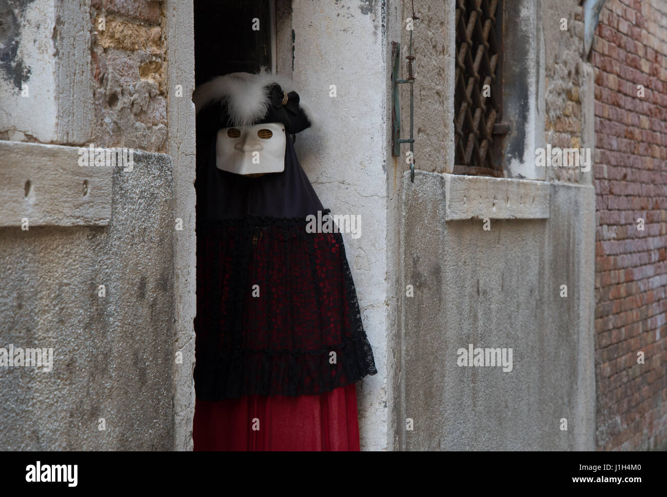 Mannequin portant costume docteur peste avec masque à bec menaçant dans porte en San Polo sestriere, Venise Banque D'Images