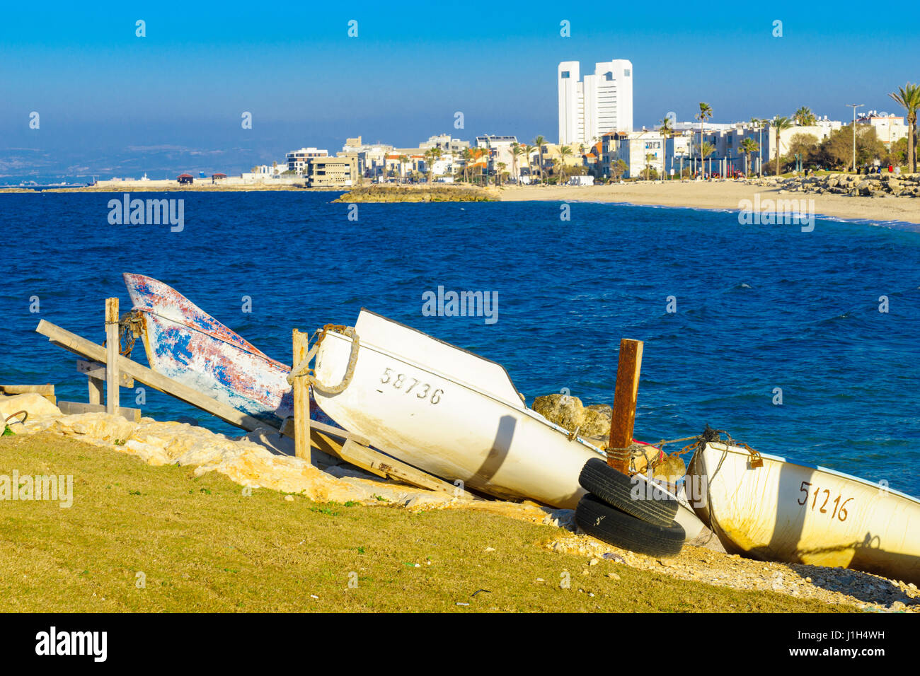 Haïfa, Israël - février 05, 2017 : Vue de la côte et Bat-Galim Quartier, avec des bateaux et des visiteurs, à Haïfa, Israël Banque D'Images