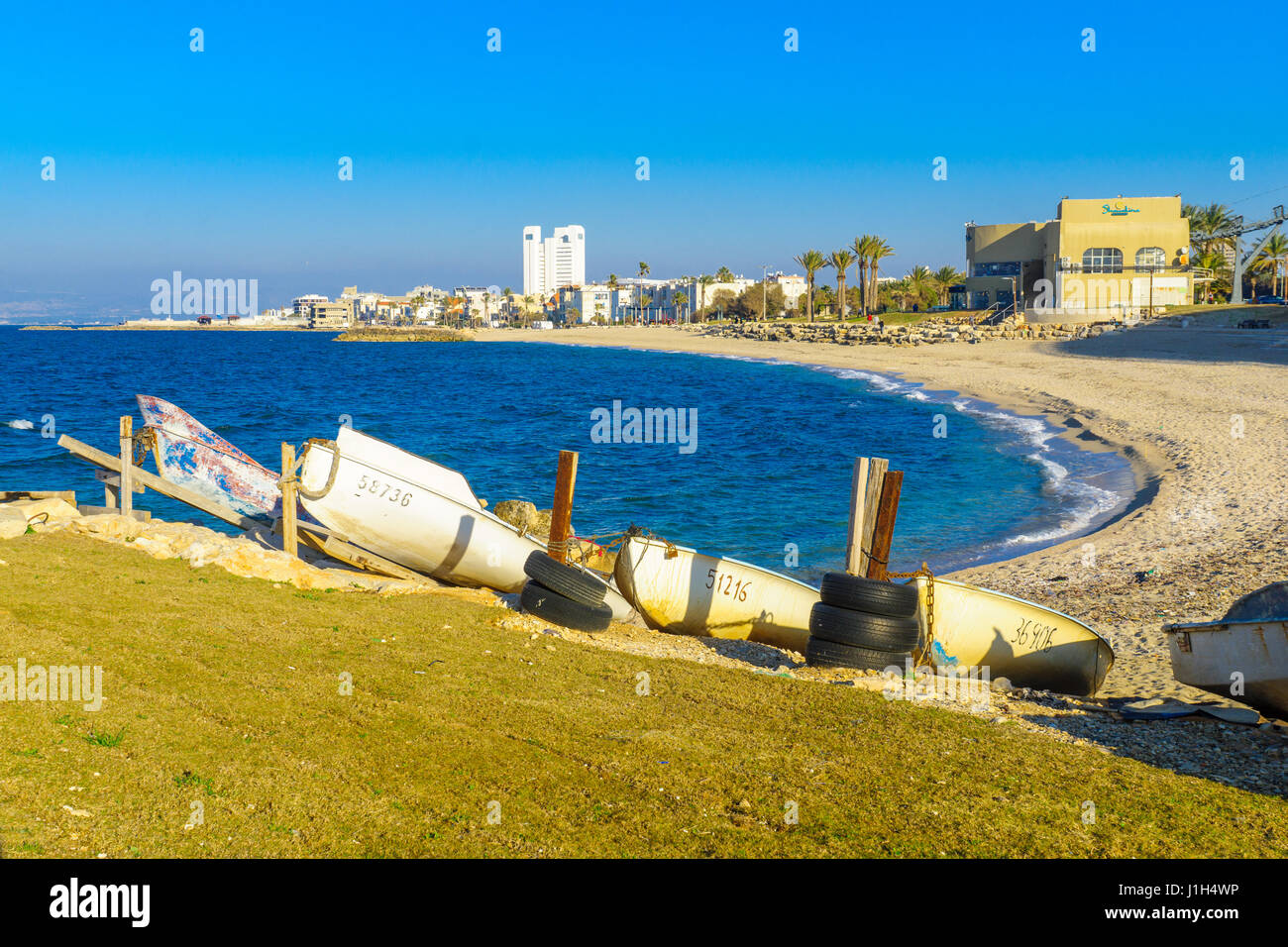 Haïfa, Israël - février 05, 2017 : Vue de la côte et Bat-Galim Quartier, avec des bateaux et des visiteurs, à Haïfa, Israël Banque D'Images