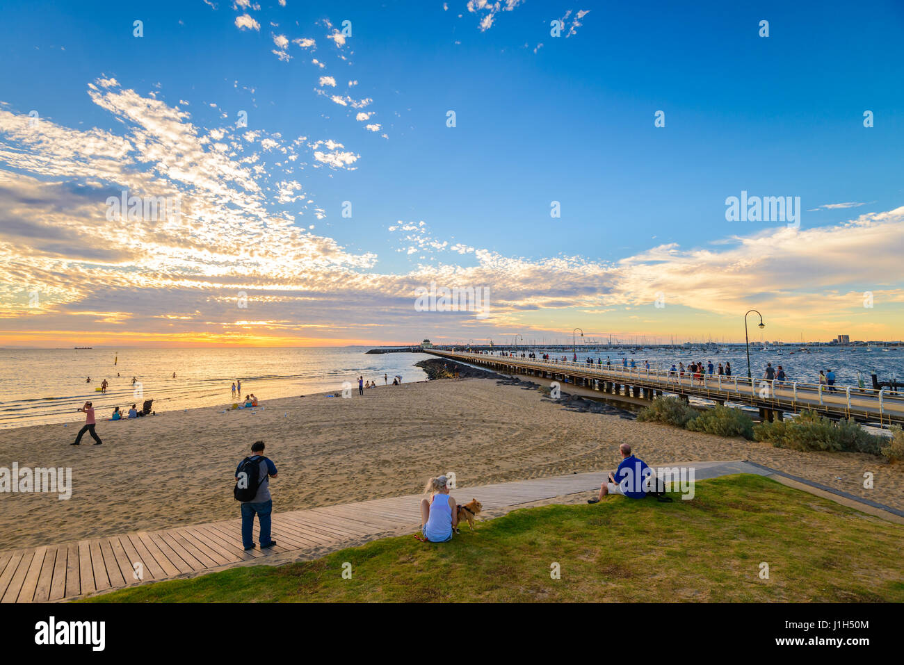 Melbourne, Australie - 28 décembre 2016 : Les gens de passer du temps sur la plage de St Kilda au coucher du soleil sur une chaude journée d'été, Victoria, Australie Banque D'Images