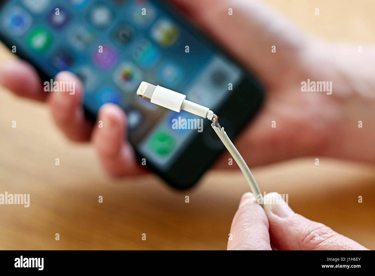 Plomb de charge iPhone cassé Banque D'Images