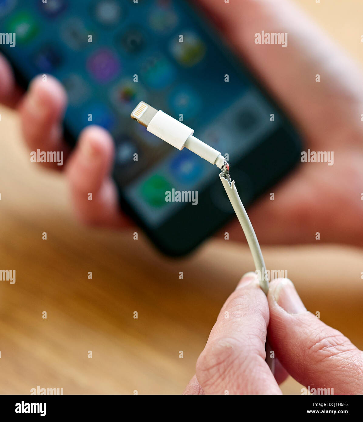 Plomb de charge iPhone cassé Banque D'Images