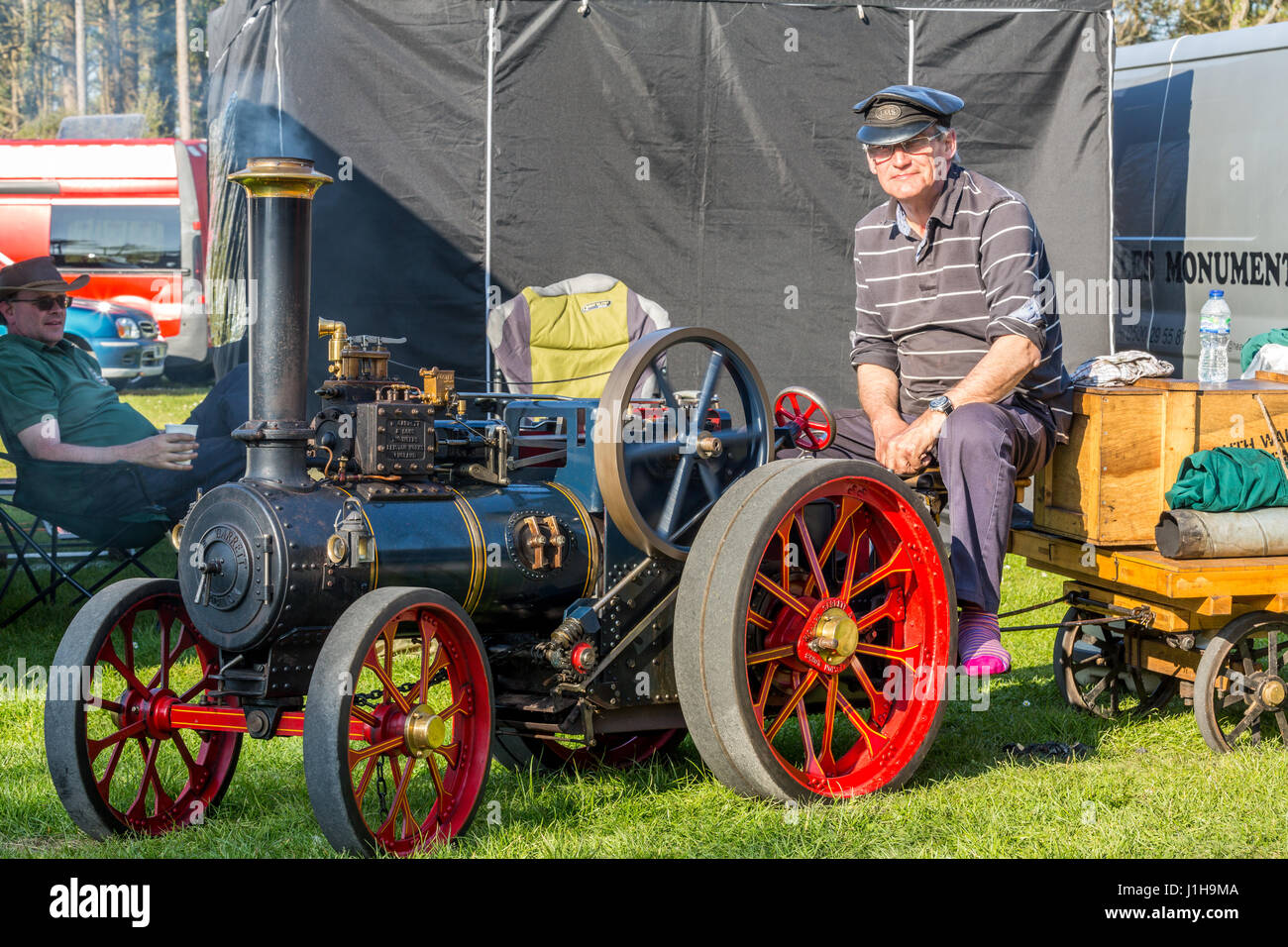 Un propriétaire avec son tracteur à vapeur à la Llanelli & District Model Engineers rencontrez jusqu'à Pembrey Country Park, le Pays de Galles, Royaume-Uni Banque D'Images