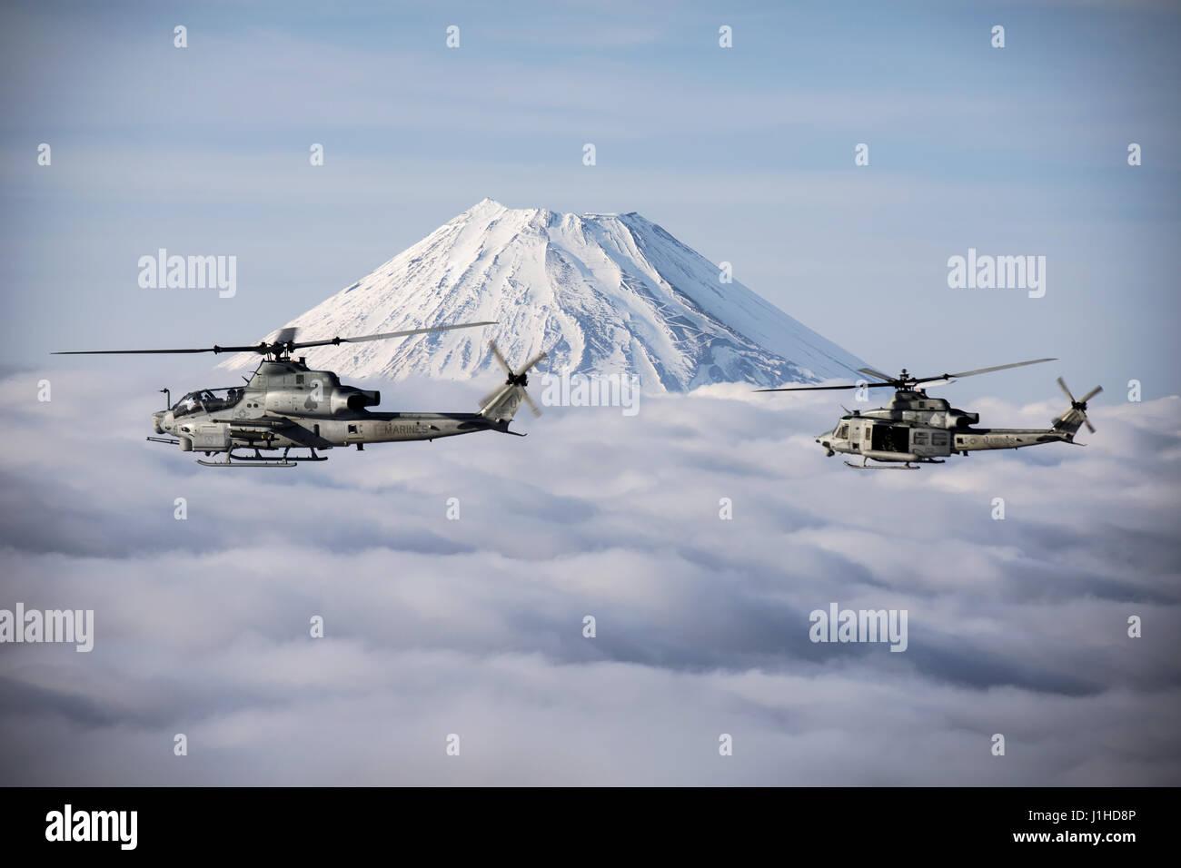 Deux hélicoptères du Corps des Marines, un AH-1Z Viper et UH-1Y Venom, voler par le Mont Fuji, Shizuoka, Japon, Banque D'Images