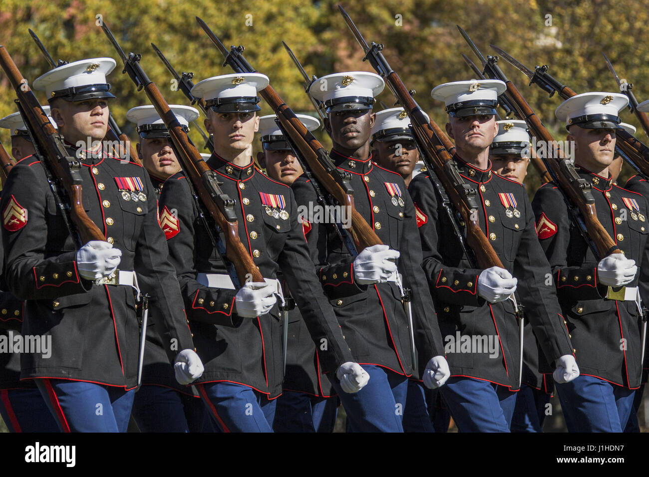 Marines mener un examen de passage au cours d'une cérémonie de dépôt à la Marine Corps War Memorial à Arlington, Virginie Banque D'Images