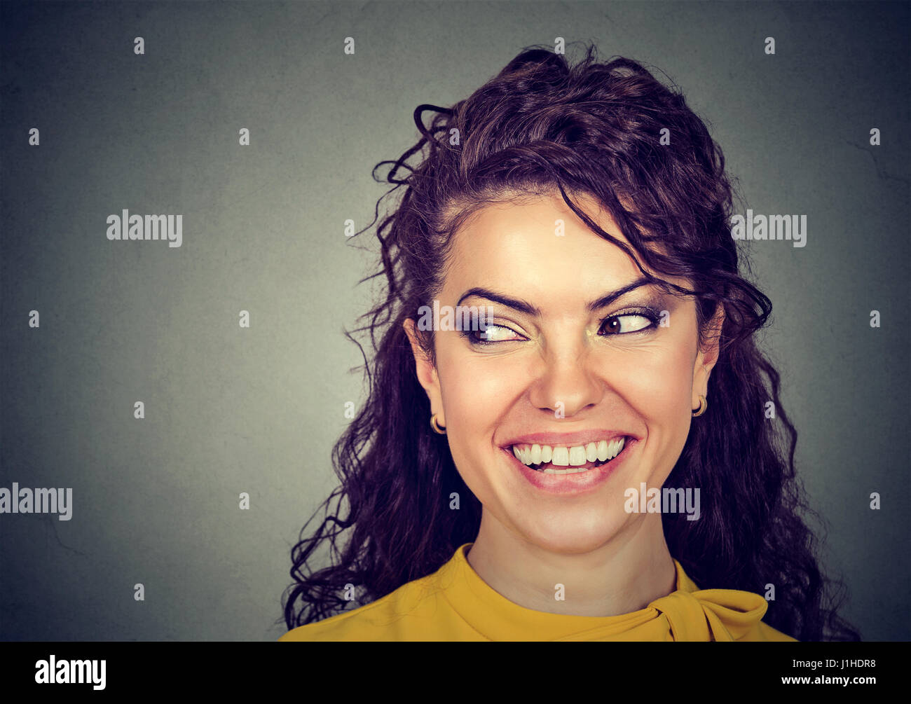 Happy attractive woman smiling à sur le côté Banque D'Images