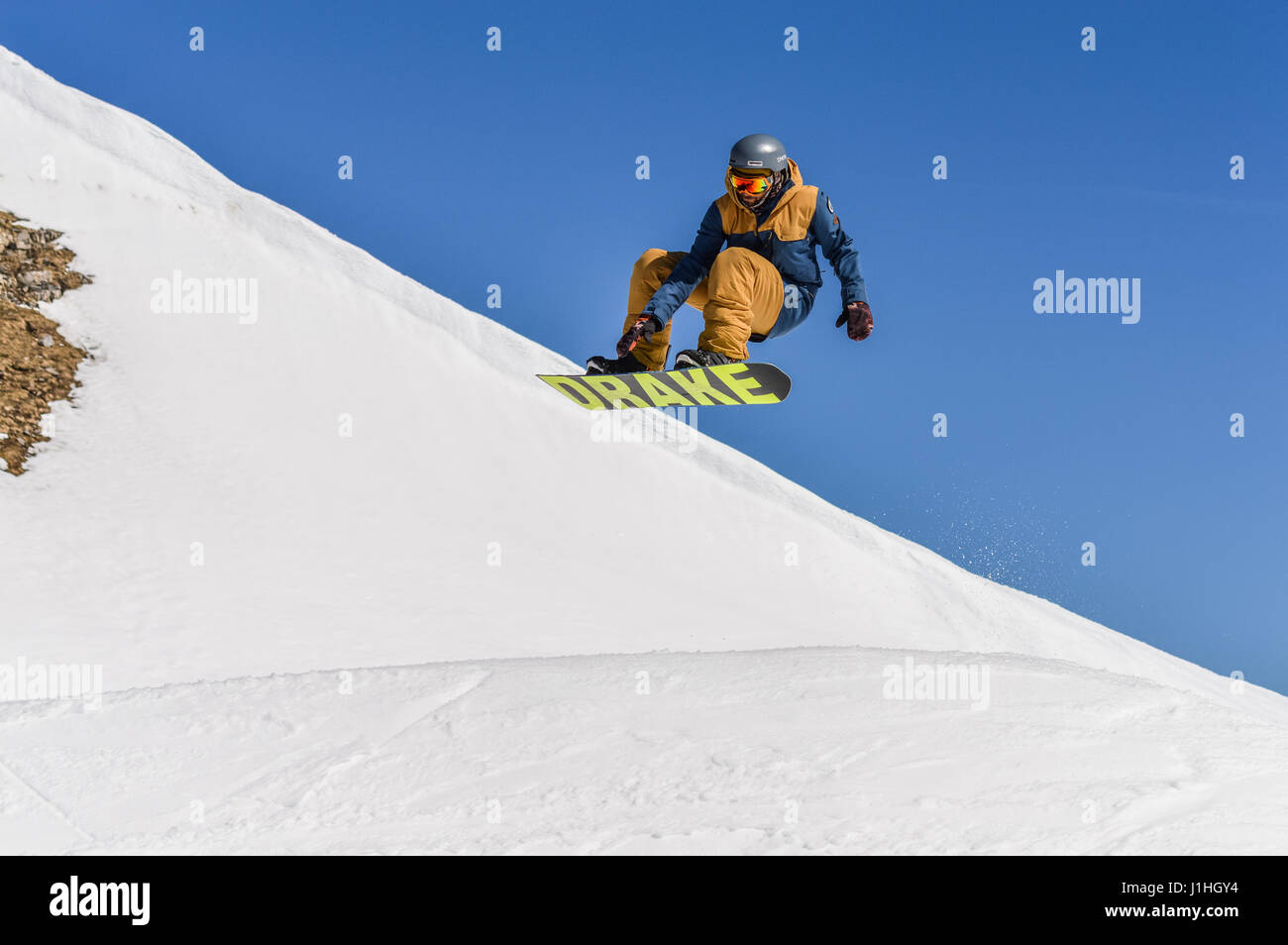 MADONNA di Campiglio (TN), l'Italie, le 8 avril 2017. Snowboarder appréciant court et saute sur la neige de printemps dernier. Banque D'Images