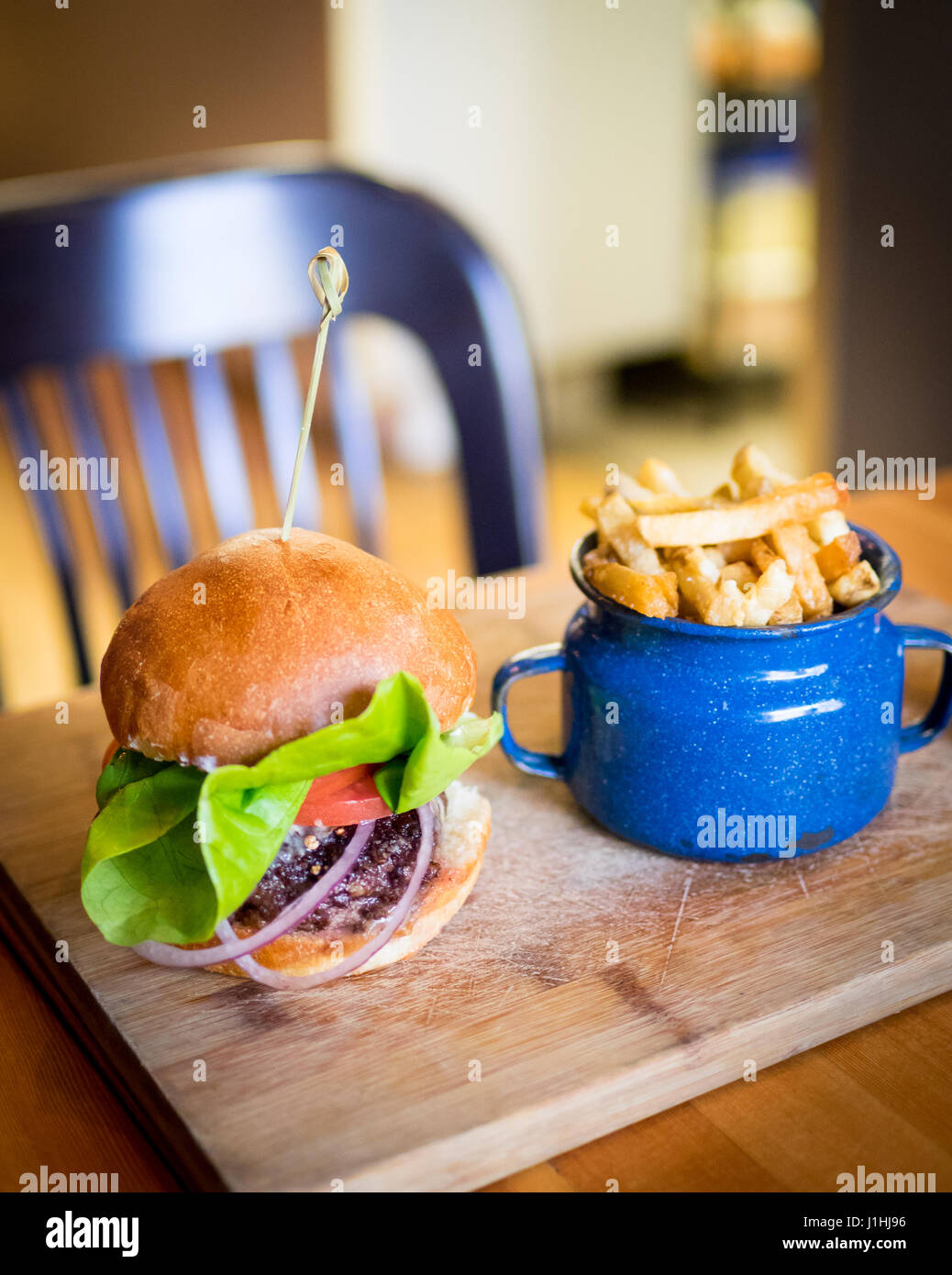 Un classique burger et frites (hamburger et frites) de cuisine et bar à Ayden Saskatoon, Saskatchewan, Canada. Banque D'Images