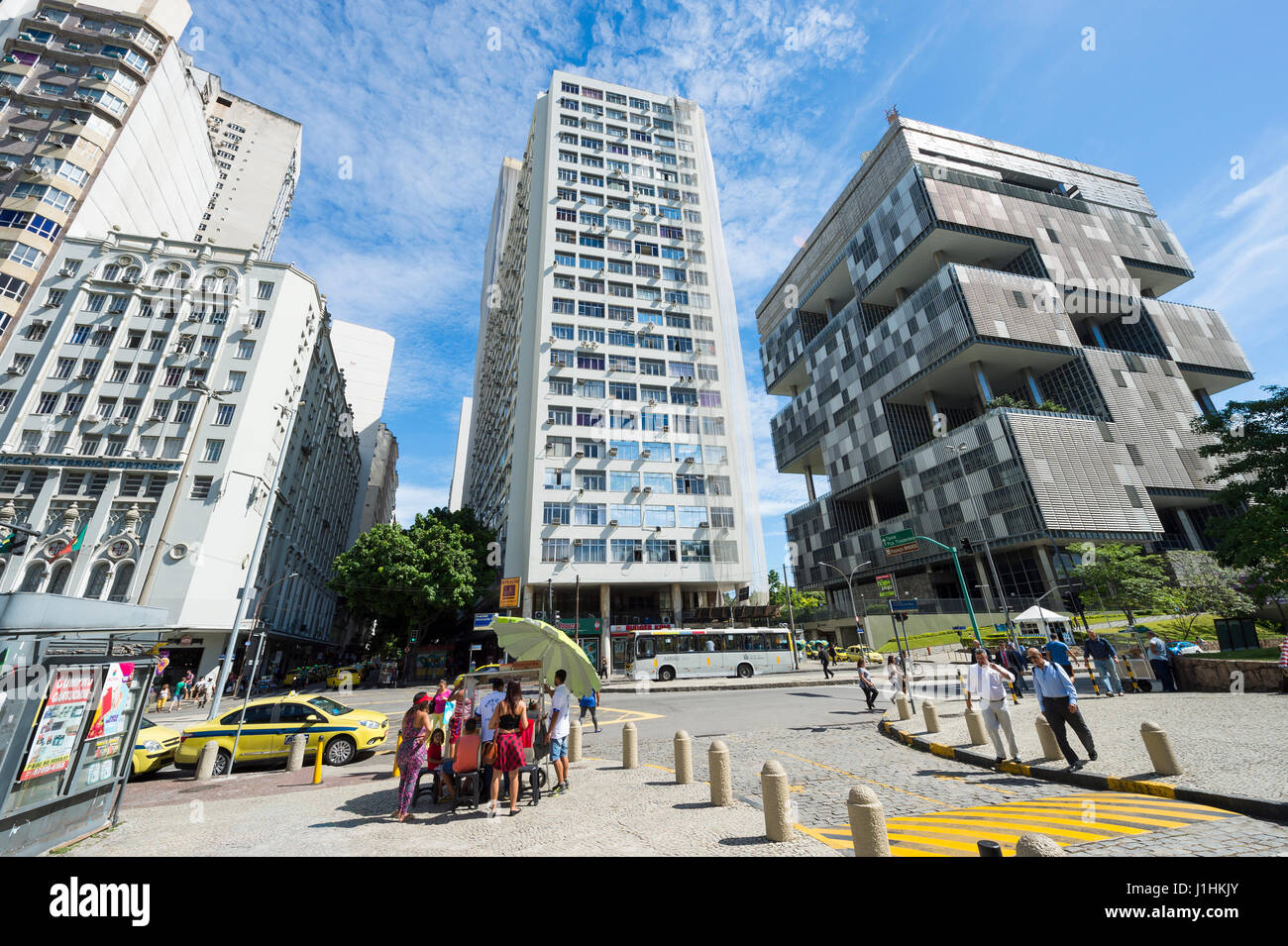 RIO DE JANEIRO - le 31 janvier 2017 : les piétons passer près du quartier général de la Petrobras, le scandale d'Etat-société de l'énergie. Banque D'Images