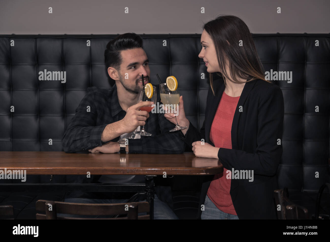Jeune homme femme toast alcool cocktails pub verre Banque D'Images