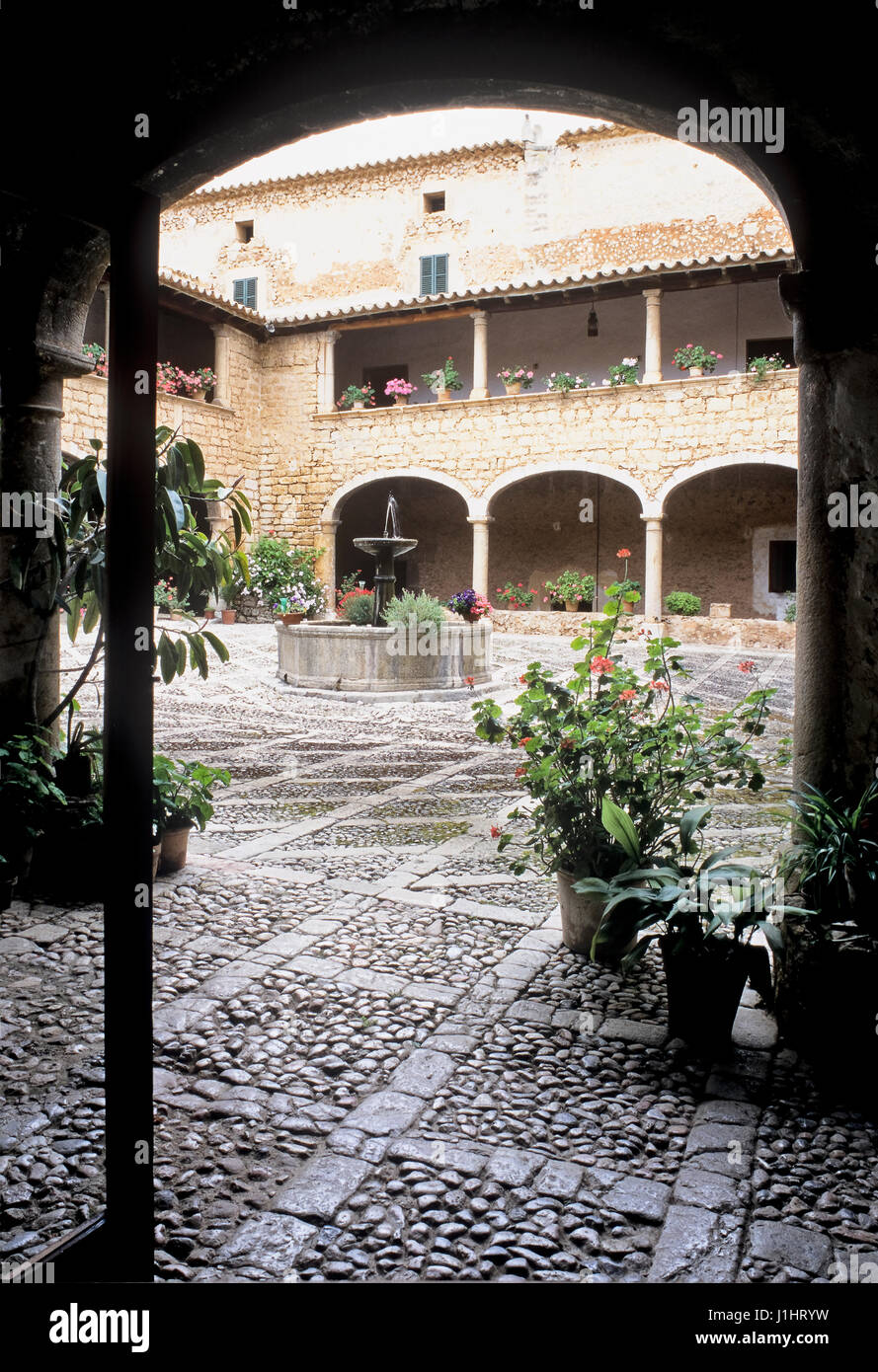 Fontaine dans la cour. Banque D'Images