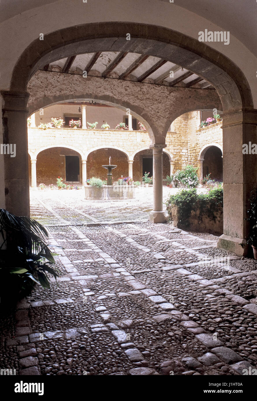 Fontaine dans la cour. Banque D'Images
