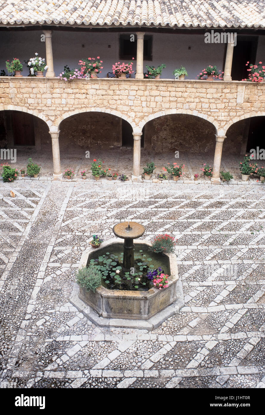 Fontaine dans la cour. Banque D'Images