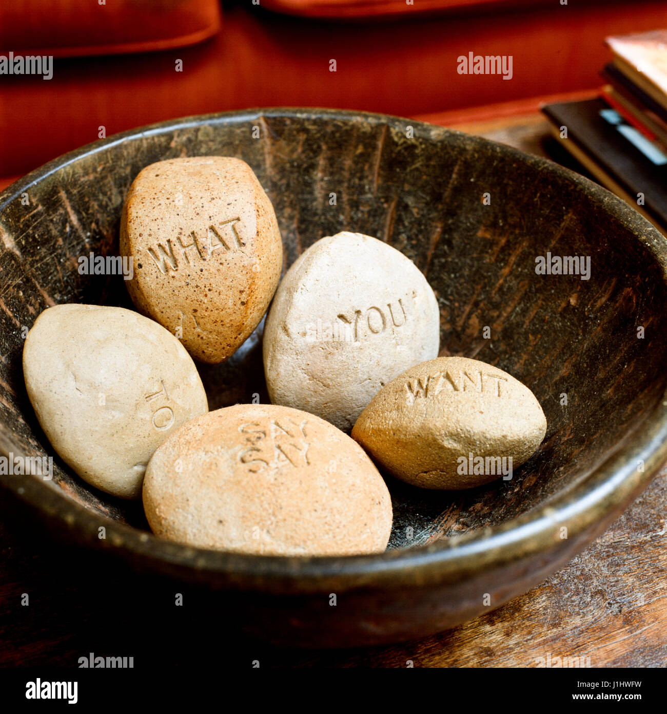 Les roches contenant des mots sur eux dans un bol. Banque D'Images