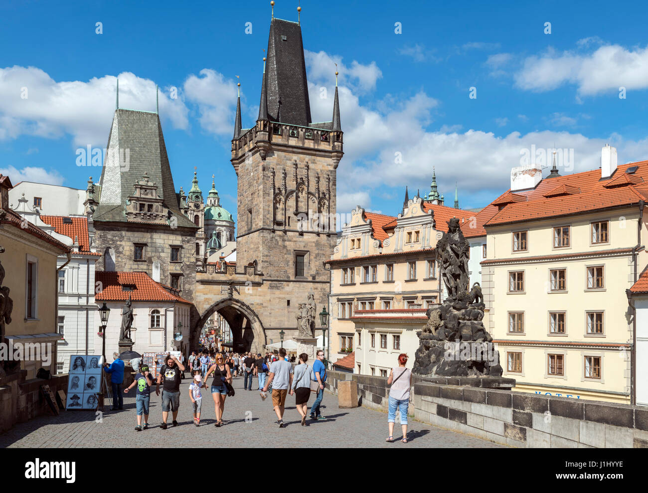 À la fin de la tour du pont Charles à vers Malá Strana, Prague, République Tchèque Banque D'Images