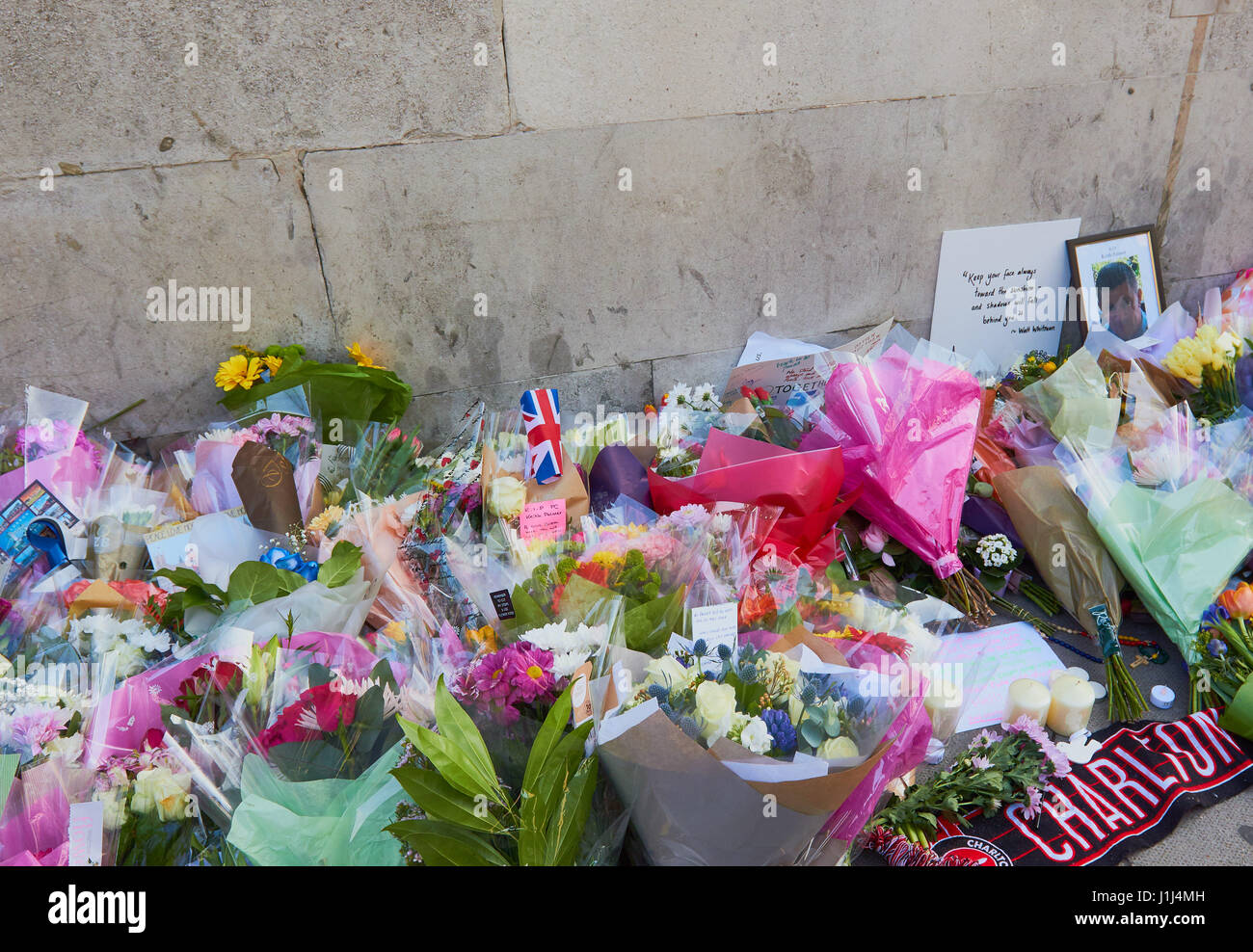 Des fleurs et des hommages à PC Keith Palmer et autres victimes de l'attaque terroriste de Westminster, Londres, Angleterre Banque D'Images