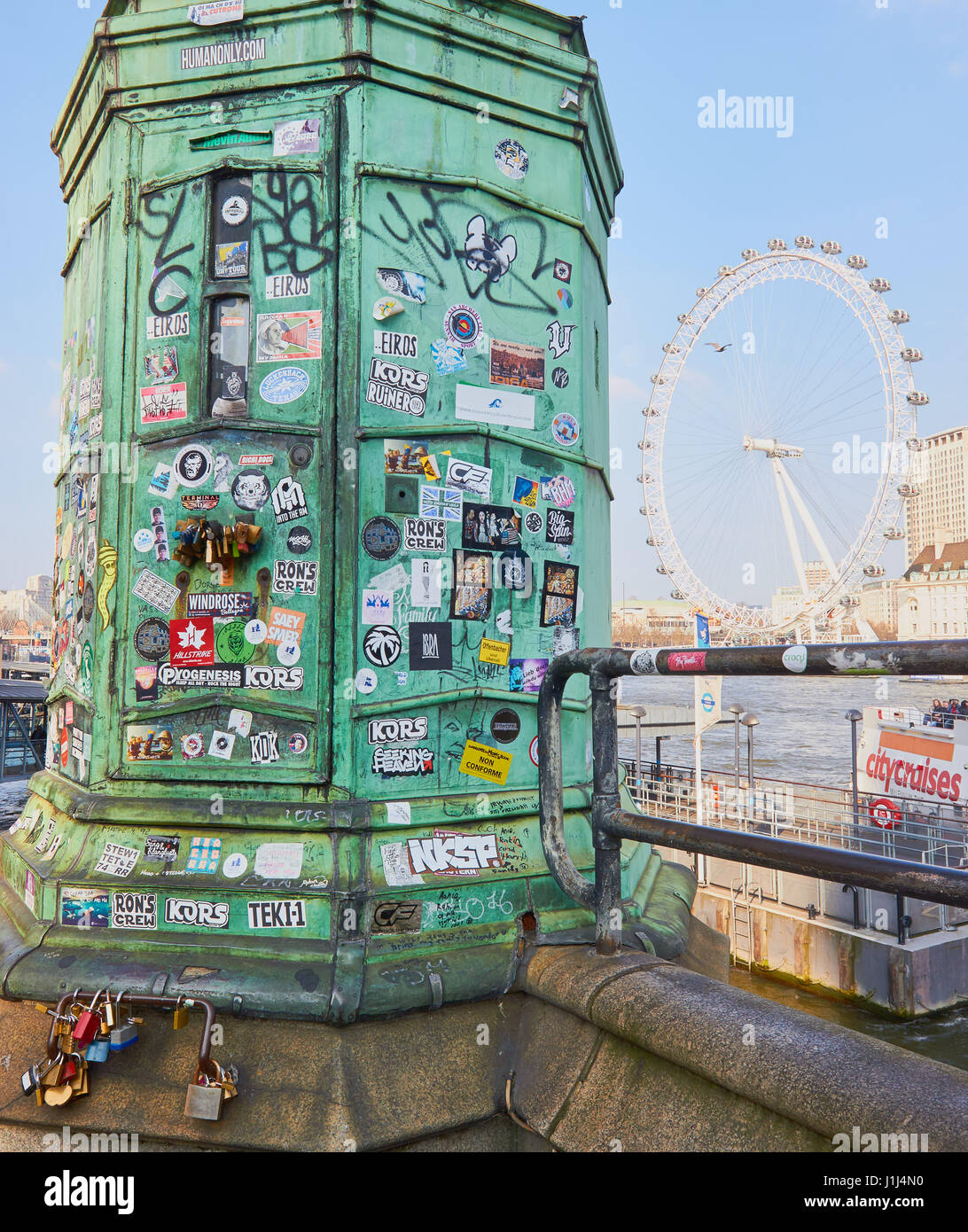 Autocollants, graffiti et le London Eye, Londres, Angleterre Banque D'Images