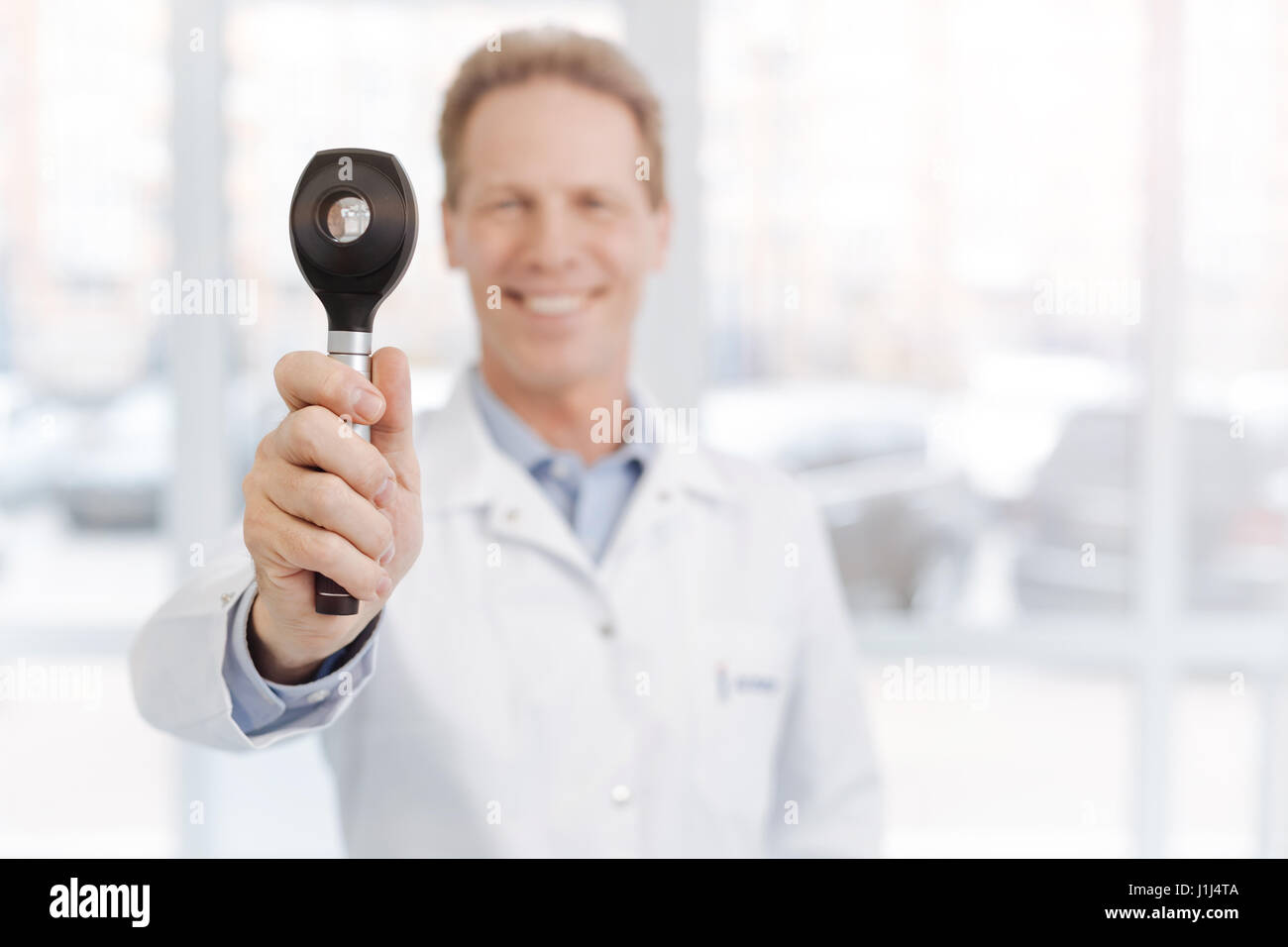 Cheerful spécialiste médical démontrant dans la clinique dermatoscope Banque D'Images