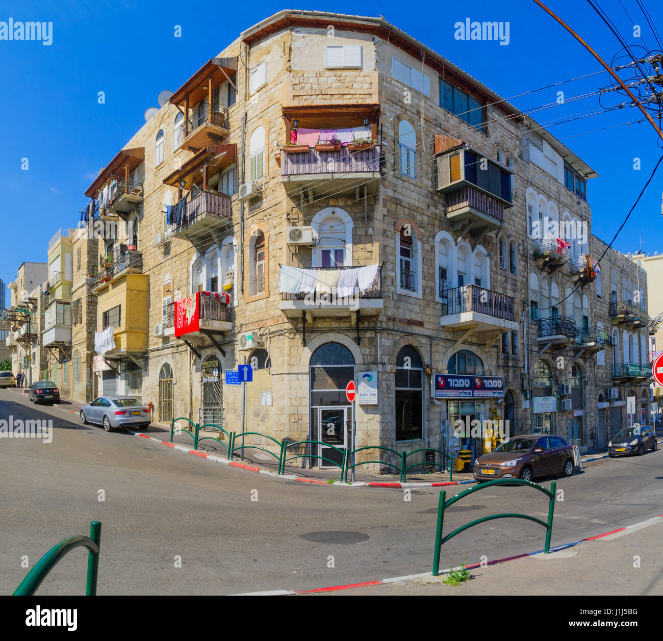 Haïfa, Israël - 25 mars 2017 : Avis d'un vieux bâtiment dans Hadar HaCarmel, avec les habitants de la ville, district de Haïfa, Israël Banque D'Images