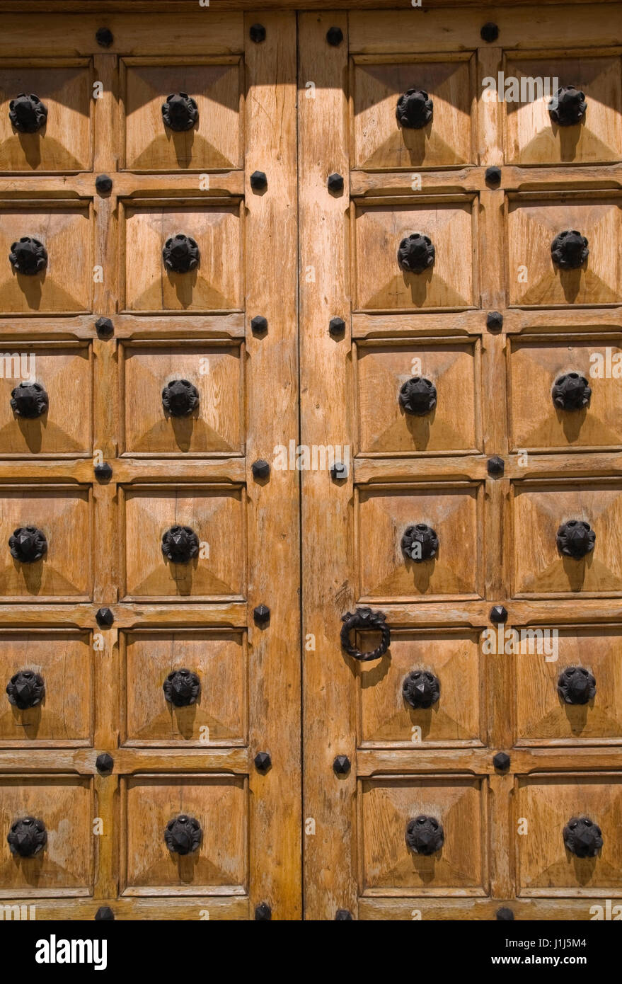 Ancienne porte d'entrée en bois avec décoration en fer forgé noir détails architecturaux de l'édifice de l'immeuble, Parlement du Canada, Ottawa, Ontario Banque D'Images